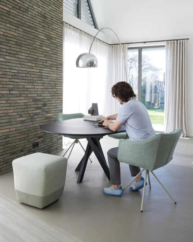 Tulip – eetkamerfauteuil van Gerard van den Berg
Zitten, tafelen, borrelen, werken… en weer terug naar zitten.
De Tulip is zo comfortabel dat je ’m eigenlijk niet meer wilt verlaten.

Zelf proberen? 👉 Check waar je ‘m kunt testen via onze verkooppunten!

#Tulip #LabelVandenberg #DutchDesign #eetkamerfauteuil #blijvenzitten