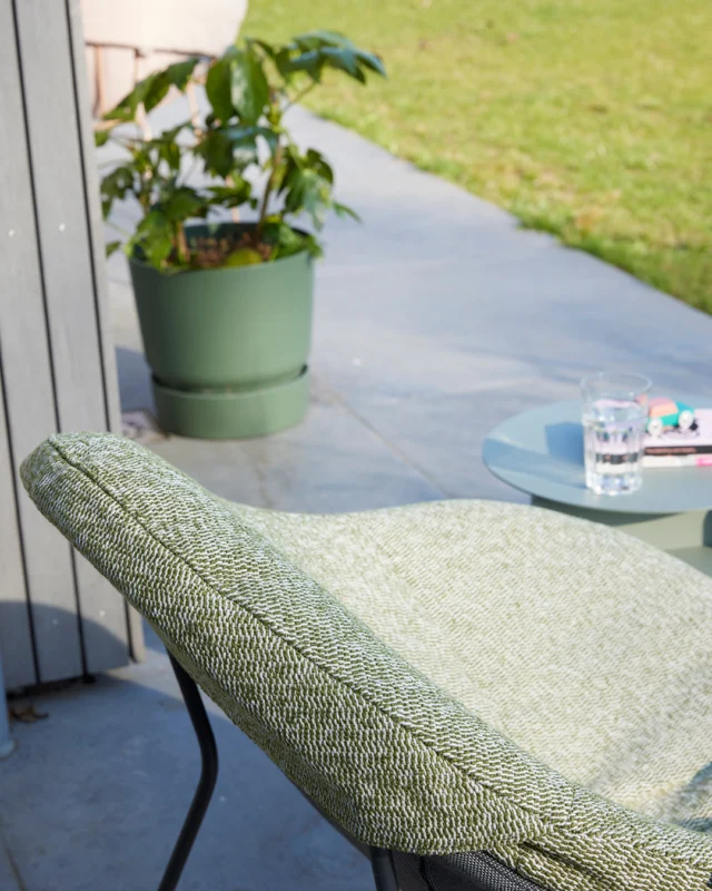 Wegkruipen. Wiebelen. Wegdromen.
De Hidde Outdoor fauteuil van Gerard van den Berg is jouw favoriete hangplek voor buiten. Een designklassieker die comfort en stijl samenbrengt in je tuin of op je terras.⁠ Compleet met outdoor tafeltje ronde Jan!

👉 Zien, voelen, proberen? Bekijk ze in onze showroom!

#HiddeOutdoor #GerardvandenBerg #DutchDesign #DesignLovers #OutdoorDesign #ModernOutdoorLiving #IconicDesign #FauteuilDesign #GardenInspiration #ContemporaryFurniture #DesignForOutdoors #LabelVandenberg