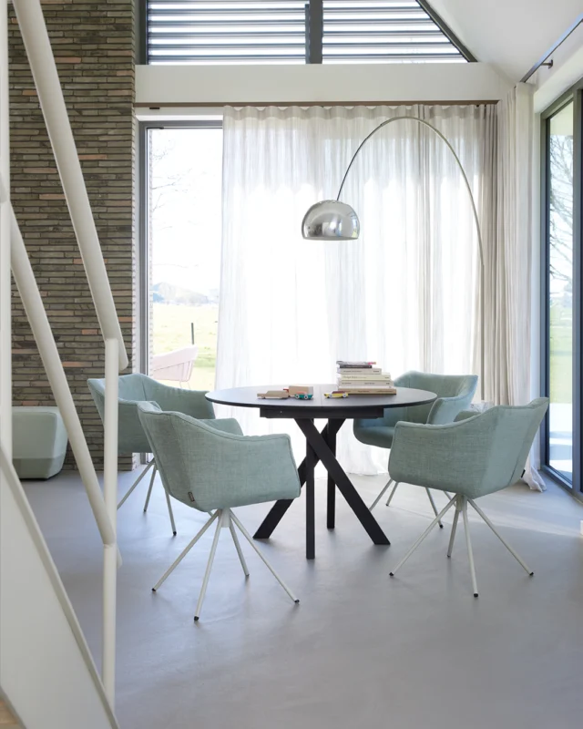 Tulip – eetkamerfauteuil van Gerard van den Berg
Zitten, tafelen, borrelen, werken… en weer terug naar zitten.
De Tulip is zo comfortabel dat je ’m eigenlijk niet meer wilt verlaten.

Zelf proberen? 👉 Check waar je ‘m kunt testen via onze verkooppunten!

#Tulip #LabelVandenberg #DutchDesign #eetkamerfauteuil #blijvenzitten