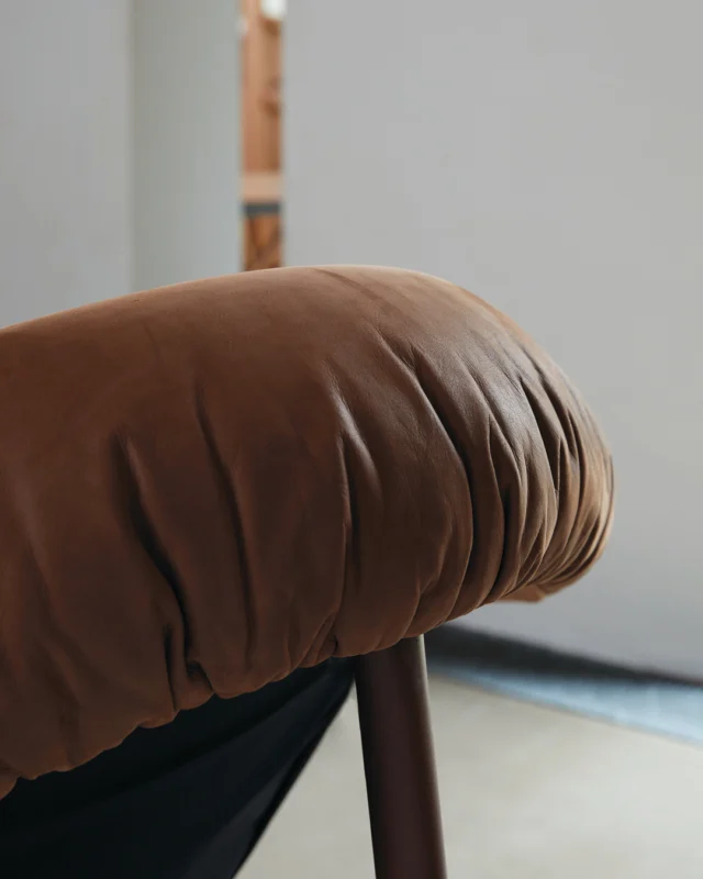 Back to the seventies baby 🧡
De Tripoli fauteuil brengt het gevoel van de iconische Tripod uit de jaren 70 terug – ontworpen door Gerard van den Berg. Drie poten, eindeloos comfort en een hangmat vibe waar je nooit meer uit wilt opstaan.⁠
⁠
#TripoliFauteuil #GerardvandenBerg #SeventiesVibes #RetroInterior #DutchDesign #DesignLovers #InteriorInspo #HomeDecor #Fauteuil #VintageDesign #ModernRetro #InteriorGoals #FurnitureDesign #ScandinavianStyle #MidCenturyModern #DesignAddict #CozyVibes #LivingRoomInspo #Wooninspiratie #InteriorDesign #timelessdesign