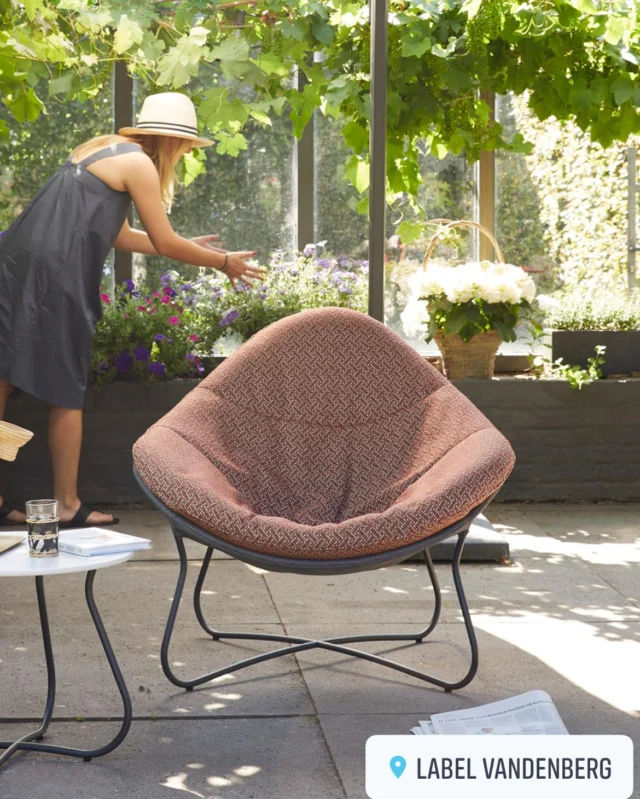 Hidde Outdoor: elke Hidde maken we op maat voor jou. Wegzakken in de ‘handschoen’ zoals Gerard van den Berg het bedoeld heeft? Kom proefzitten bij een van onze verkooppunten of in onze showroom.

#LabelVandenberg #HiddeFauteuil #DutchDesign #GerardvandenBerg #Designmeubel #Interieurinspiratie #OutdoorDesign #OpMaatGemaakt #LuxuryLiving #ModernInterior #HighEndFurniture #InteriorDesignLovers #BespokeDesign #ComfortAndStyle #TimelessDesign
#InteriorArchitects #InteriorStyling #Projectinrichting #DesignForProfessionals #ArchitectsChoice #CustomMadeFurniture #stylingtips